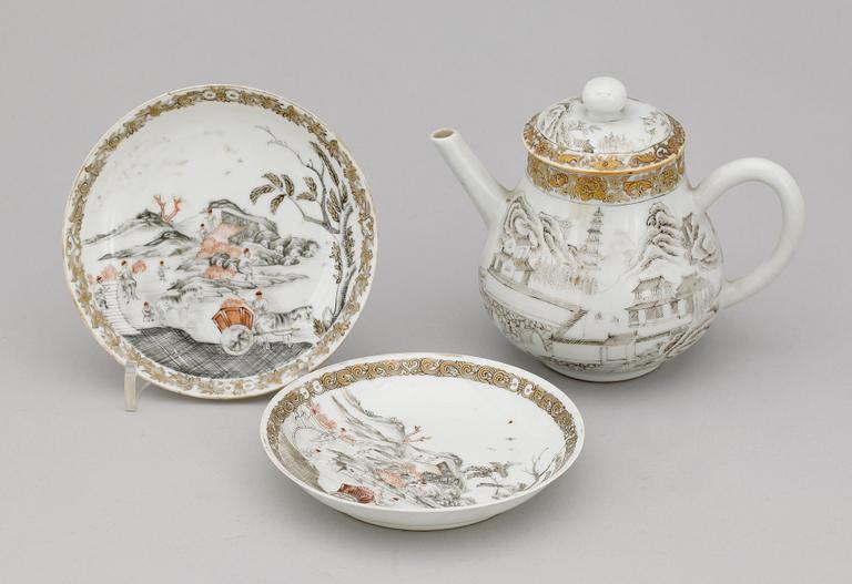 TEKANNA med LOCK, samt två FAT, kompaniporslin. Qing dynastin, Qianlong (1736-95).