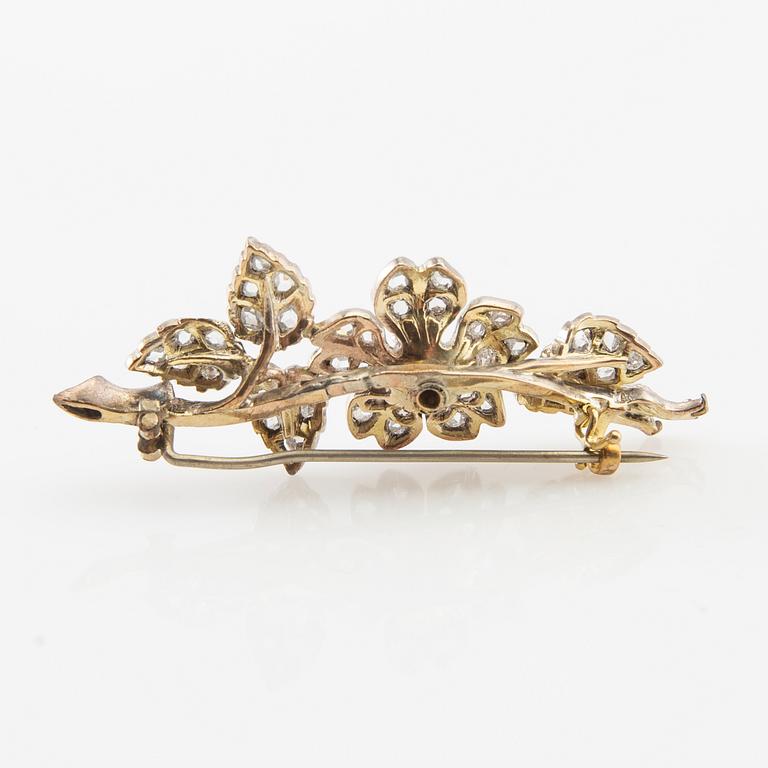 Brooch 18K gold set with an old mine-cut and rose-cut diamonds, circa 1900.