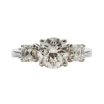 408. SORMUS, Briljantti ja asherhiottuja timantteja yhteensä n. 3.03 ct. Keskikivi n. 2.01 ct. H/si. Koko 17+. Paino 5.1 g.