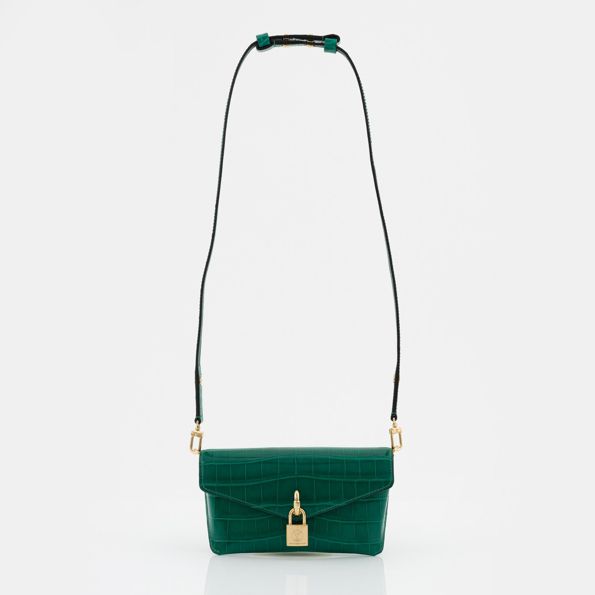 Louis Vuitton, a "Etui Lunette Nilocitus brillant emeraude" bag.