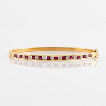 Armring, 18K guld med briljantslipade diamanter och rubiner.