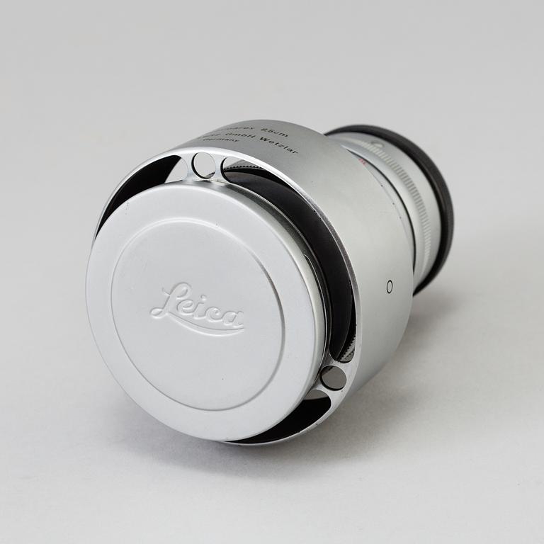 A chrome Leica Summarex f=8,5 cm 1:1,5 lens no 1008826 designed by av Max Berek, Ernst Leitz, Wetzlar . 1943-1960.