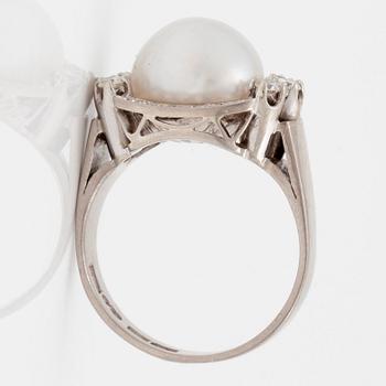A natural saltwater pearl and diamond ring. Total carat weight circa 0.40 ct.