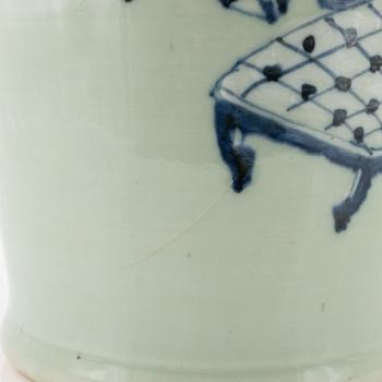 A Chinese porcelain vase, Qing dynasty, late 19th Century.