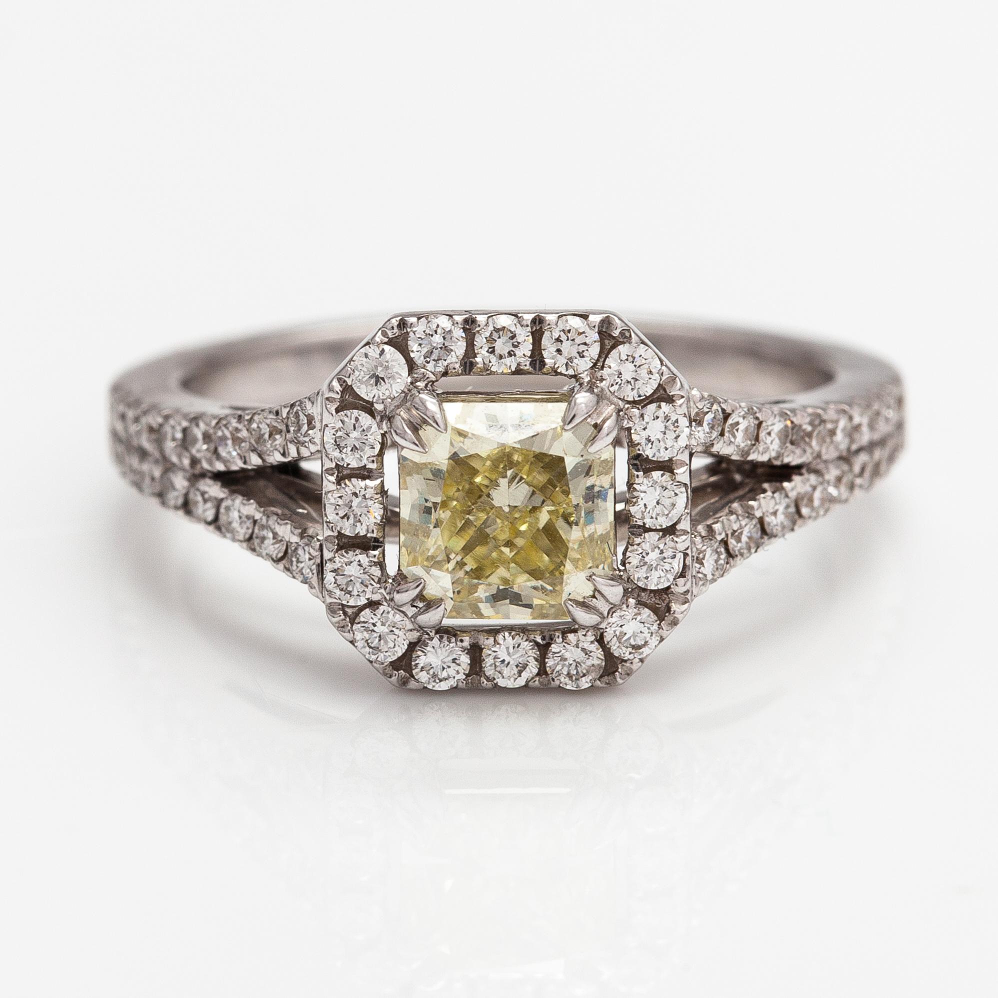 An 18K white gold ring with diamonds ca. 1.42 ct in total.