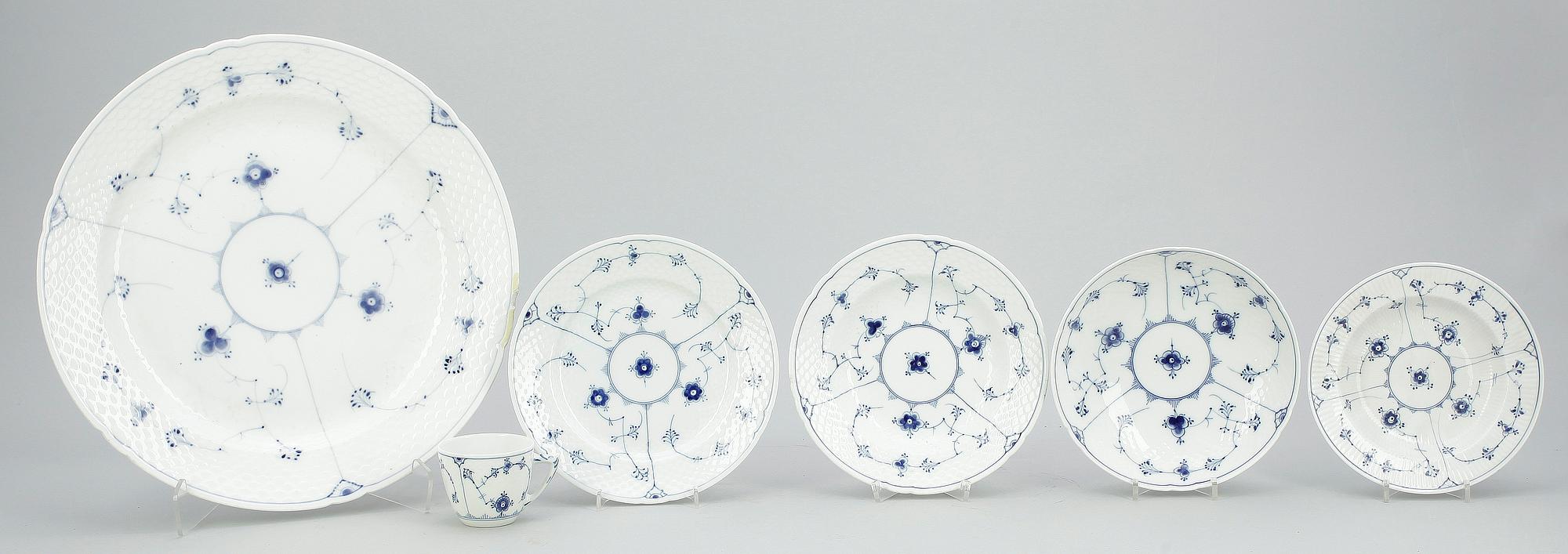 SERVISDELAR, 49 delar, porslin, "Musselmalet", Royal Copenhagen samt Bing & Gröndahl.