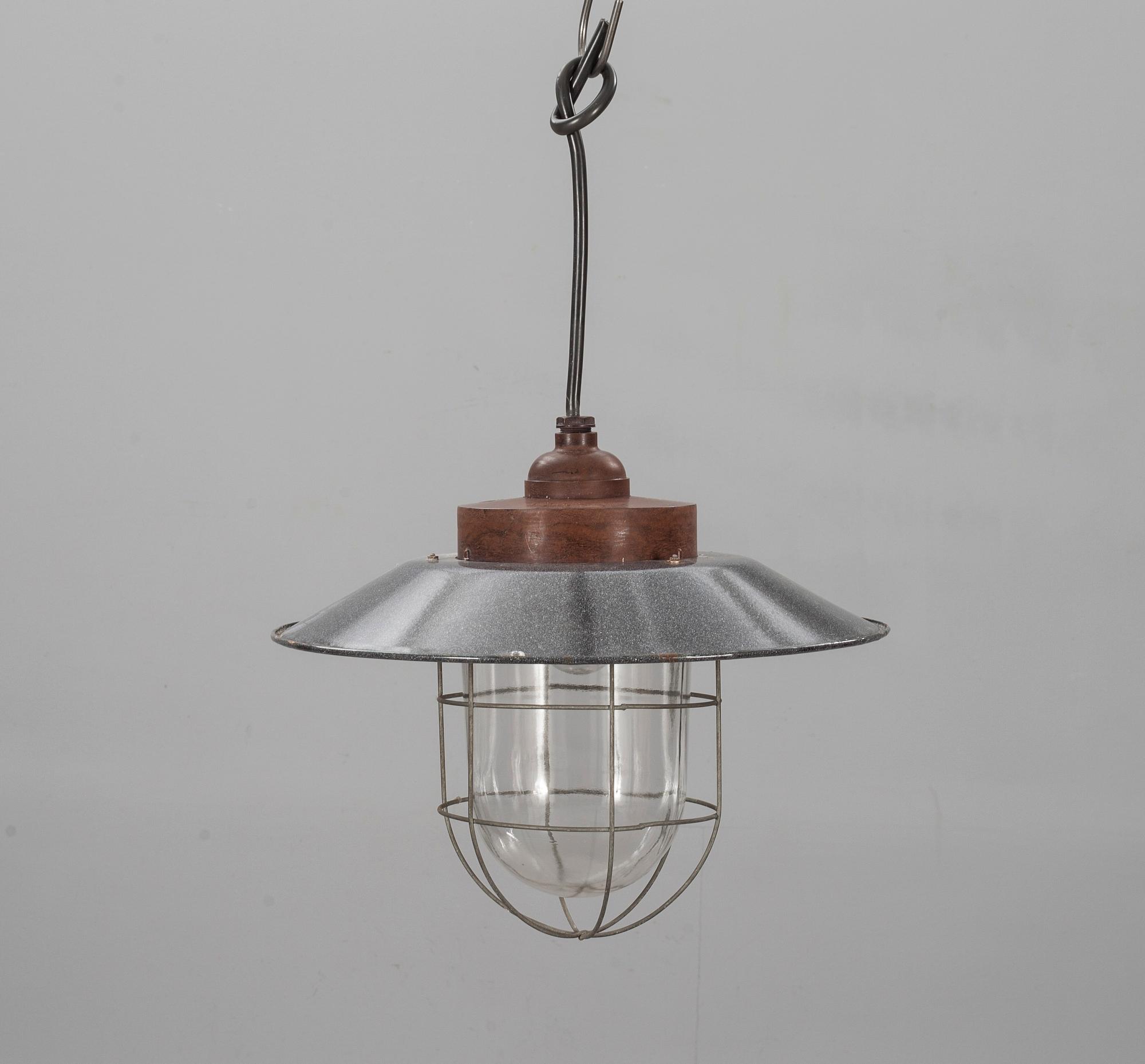 TAKLAMPOR, ett par, industrimodell. 1900-talets andra hälft. Höjd c:a 36 cm.