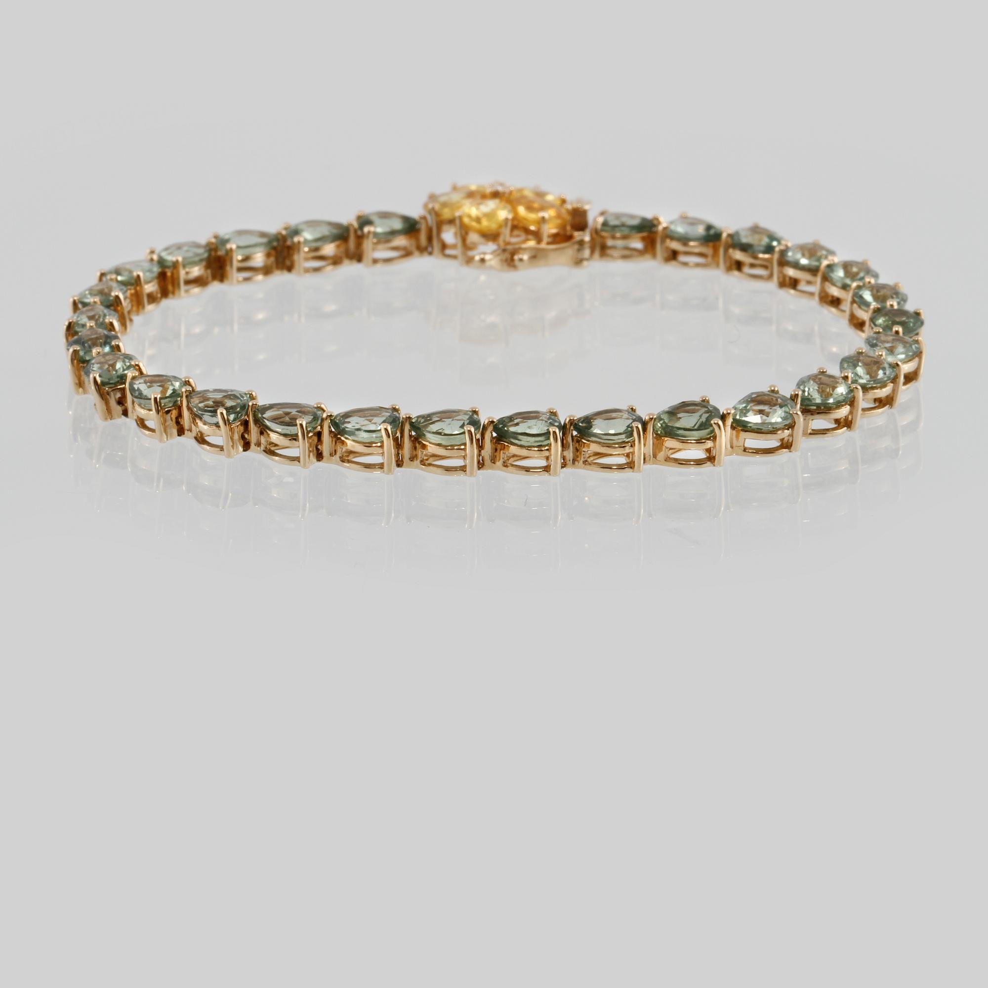ARMBAND, 18K guld med droppslipade safirer 13.33 ct samt briljantslipad diamant 0.02 ct. Vikt 11,6 gram.