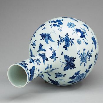 A blue and white vase, Qing dynasty, 19th Century.