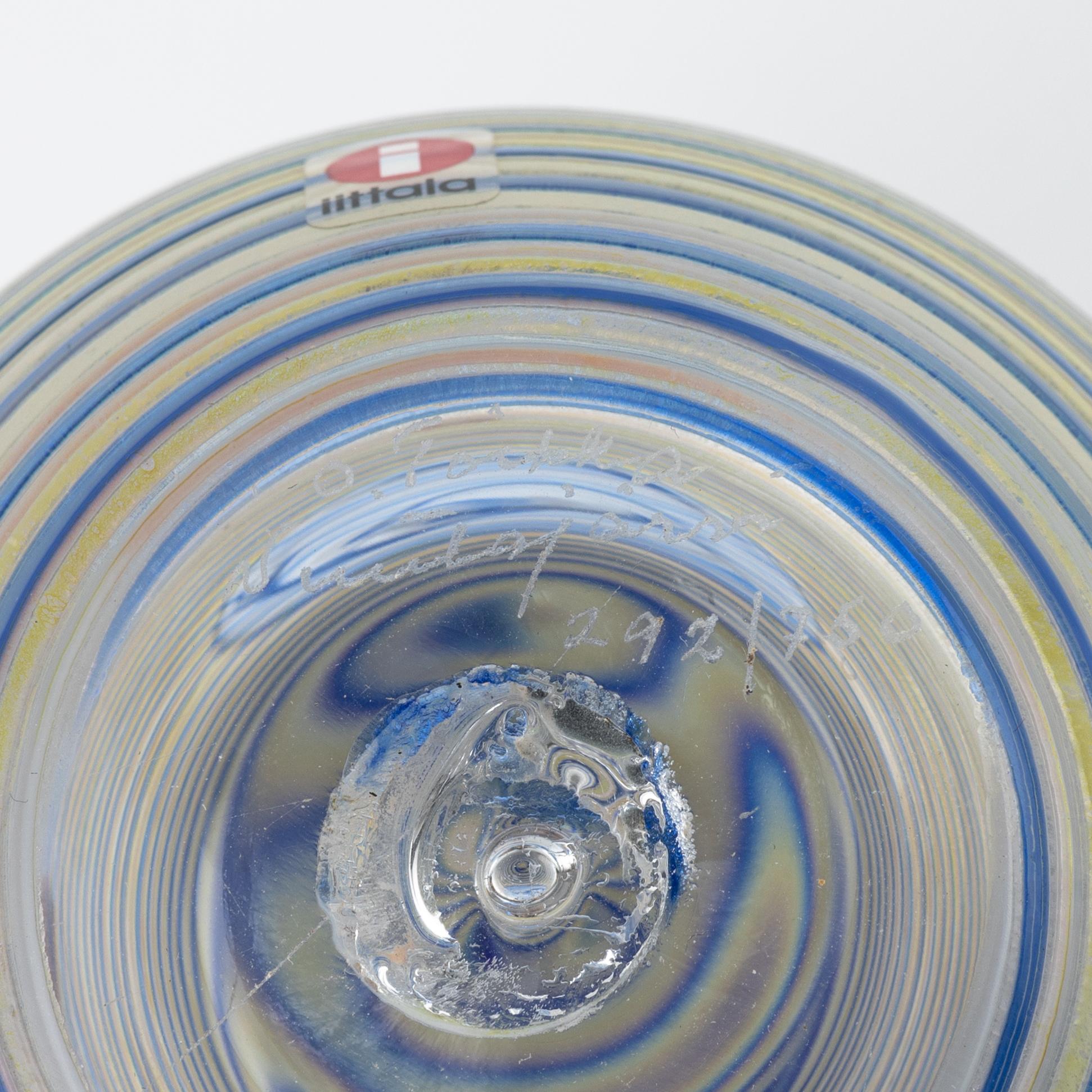 Oiva Toikka, an annual glass bird with its egg, year 2007, both signed O. Toikka Nuutajärvi, the egg numbered 292/750.