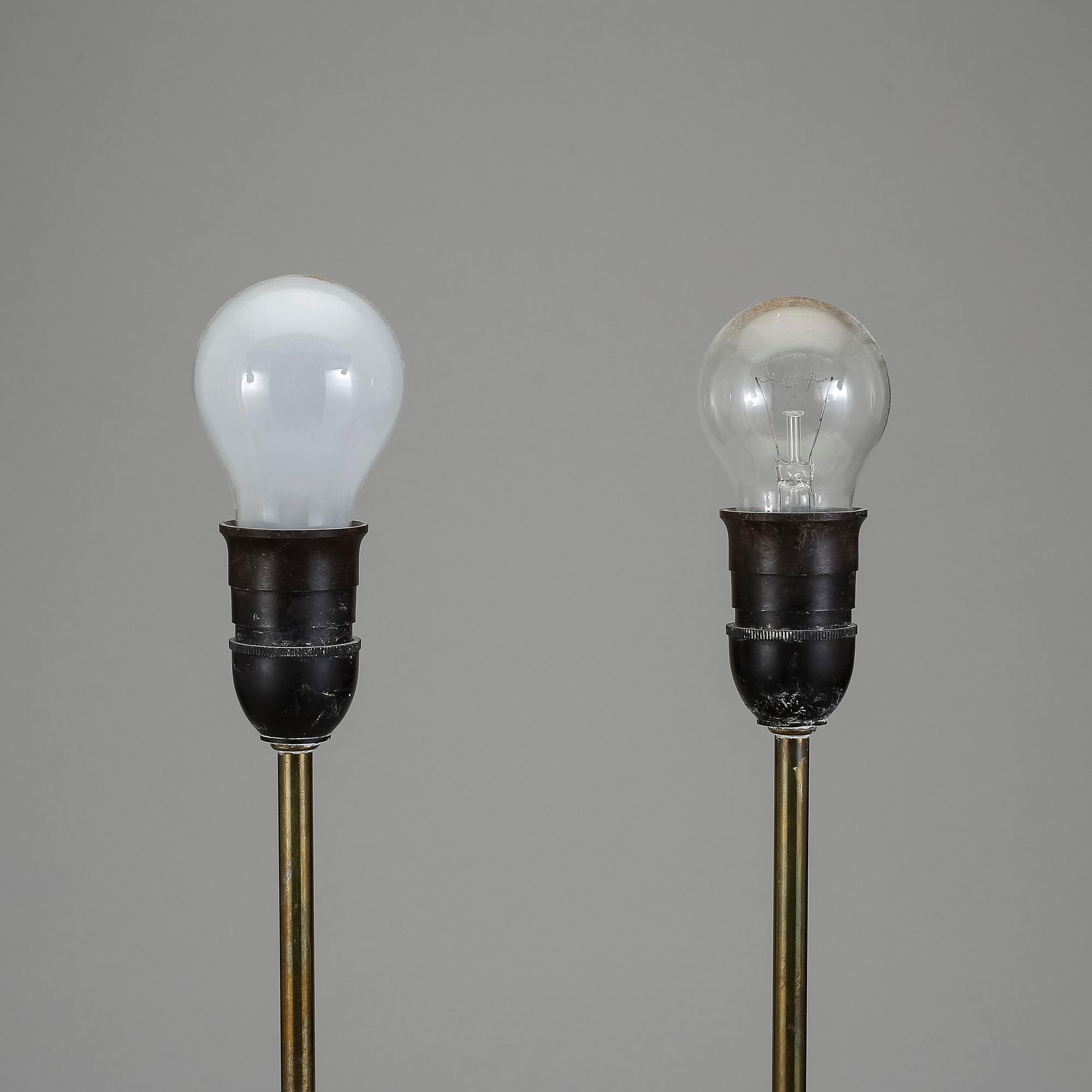 BORDSLAMPOR, ett par, mässing, 1900-talets mitt.