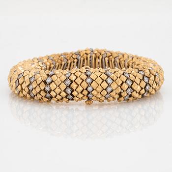 An 18K gold bracelet set with round brilliant- and eight-cut diamonds with a total weight of ca 2.00 cts.