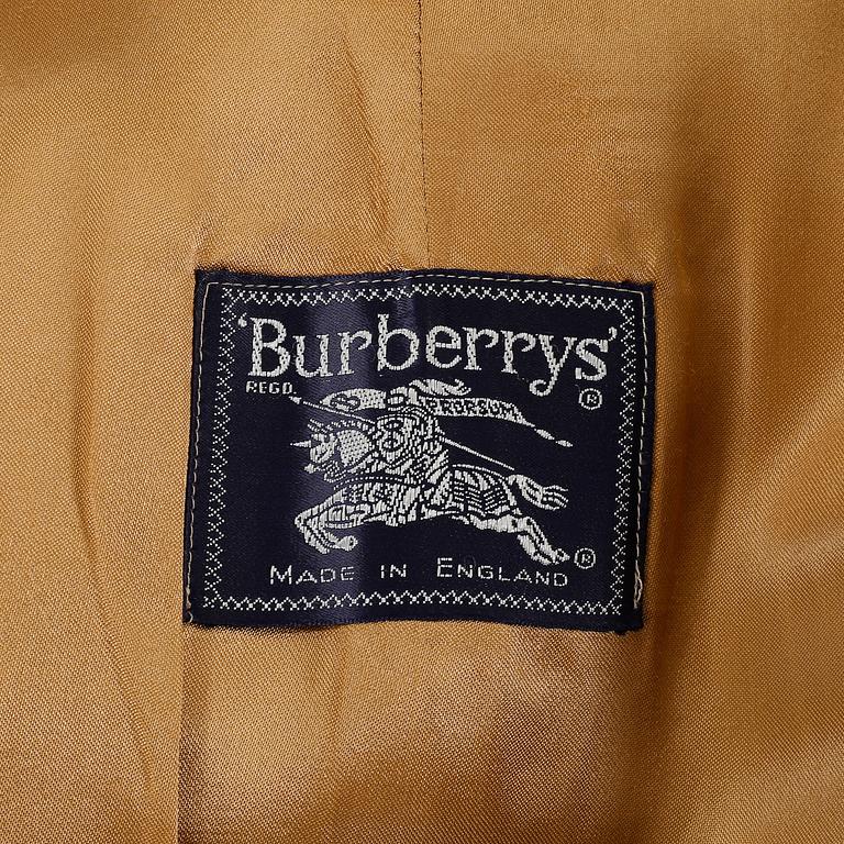 BURBERRY, trenchcoat.