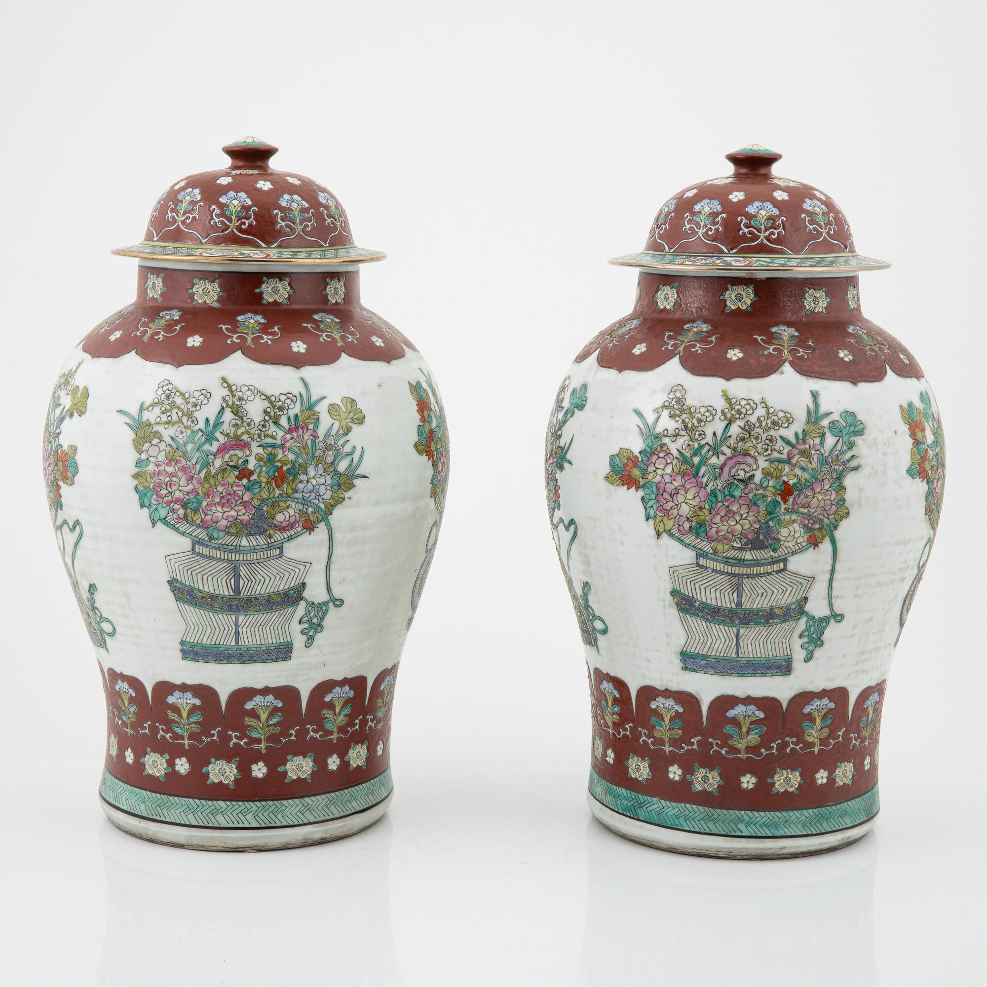 Urnor med lock, ett par, porslin, Kina, 1900-tal.