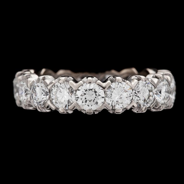 RING, sk eternity ring, briljantslipade diamanter, tot. ca 4.20 ct.