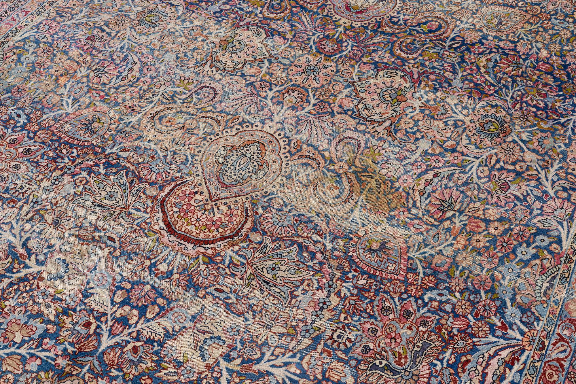 An antique Kirman carpet, ca 410 x 290 cm.