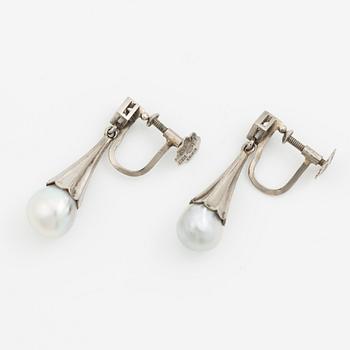 A pair of earrings in 18K white gold with cultured pearls and round brilliant-cut diamonds.