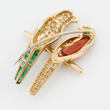 Brooch in the shape of parrots, 18K gold with coral, emeralds, and brilliant-cut diamonds.