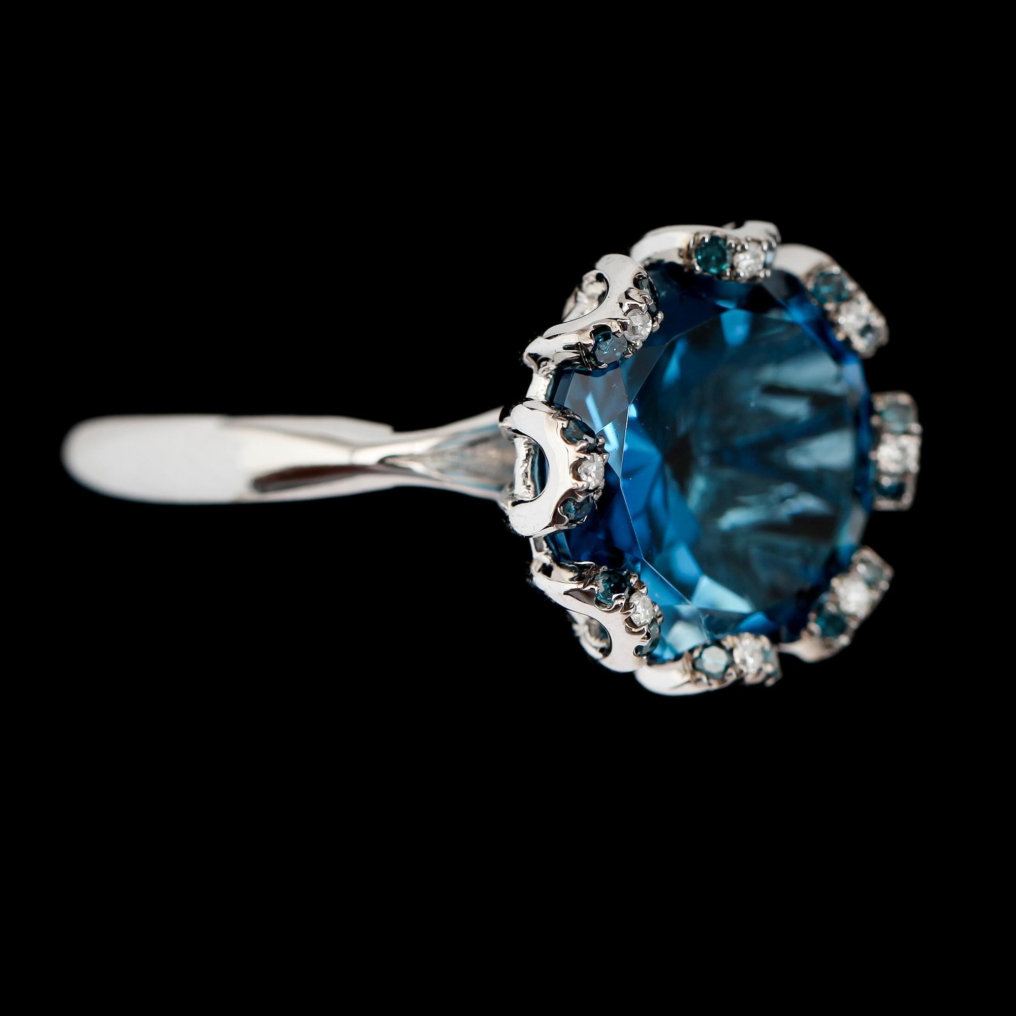 RING, 14K vitguld, diamanter samt blå topas. Enligt uppgift London.