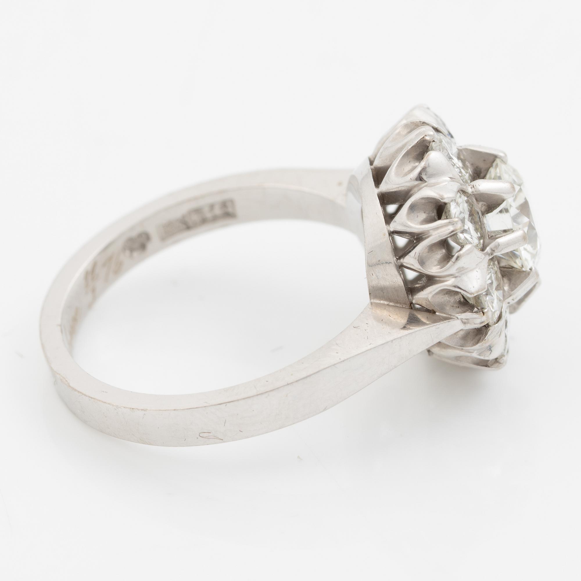 Ring 18K white gold set with round brilliant-cut diamonds.