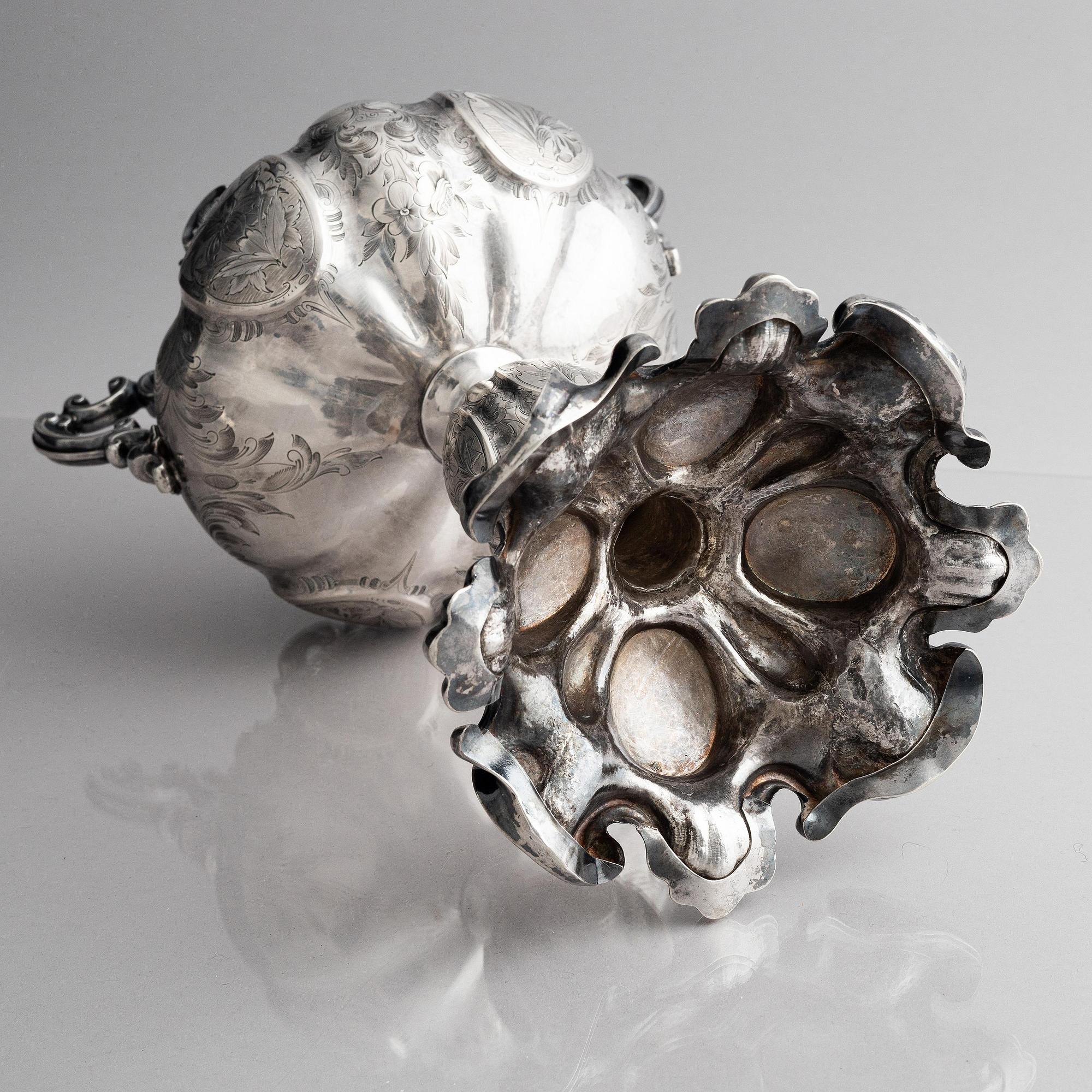 Gustav Möllenberg, uppsatsskål med lock, silver, Stockholm 1863.