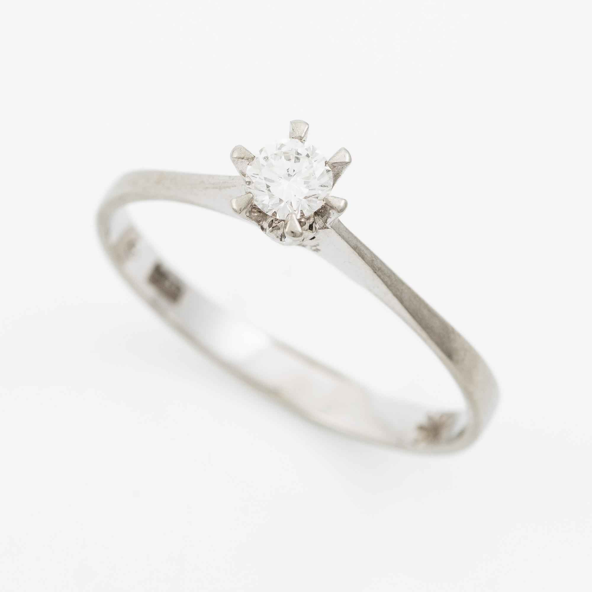 Ring, solitaire ring, 18K white gold with brilliant-cut diamond.