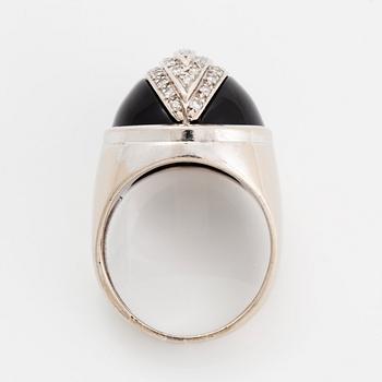 Ring 18K vitguld med onyx samt runda briljantslipade diamanter.