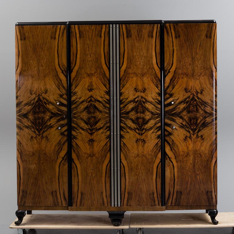 KLÄDSKÅP, 1900-talets första hälft.