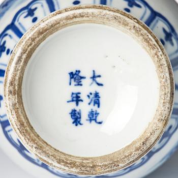 Vaser, ett par, porslin. Qingdynastin, med Guangxus märke och period (1875-1908).