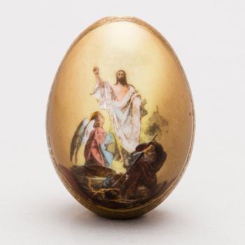 A LATE 19TH CENTURY RUSSIAN PORCELAIN EASTER EGG BY THE IMPERIAL PORCELAIN FACTORY, ST. PETERSBURG.