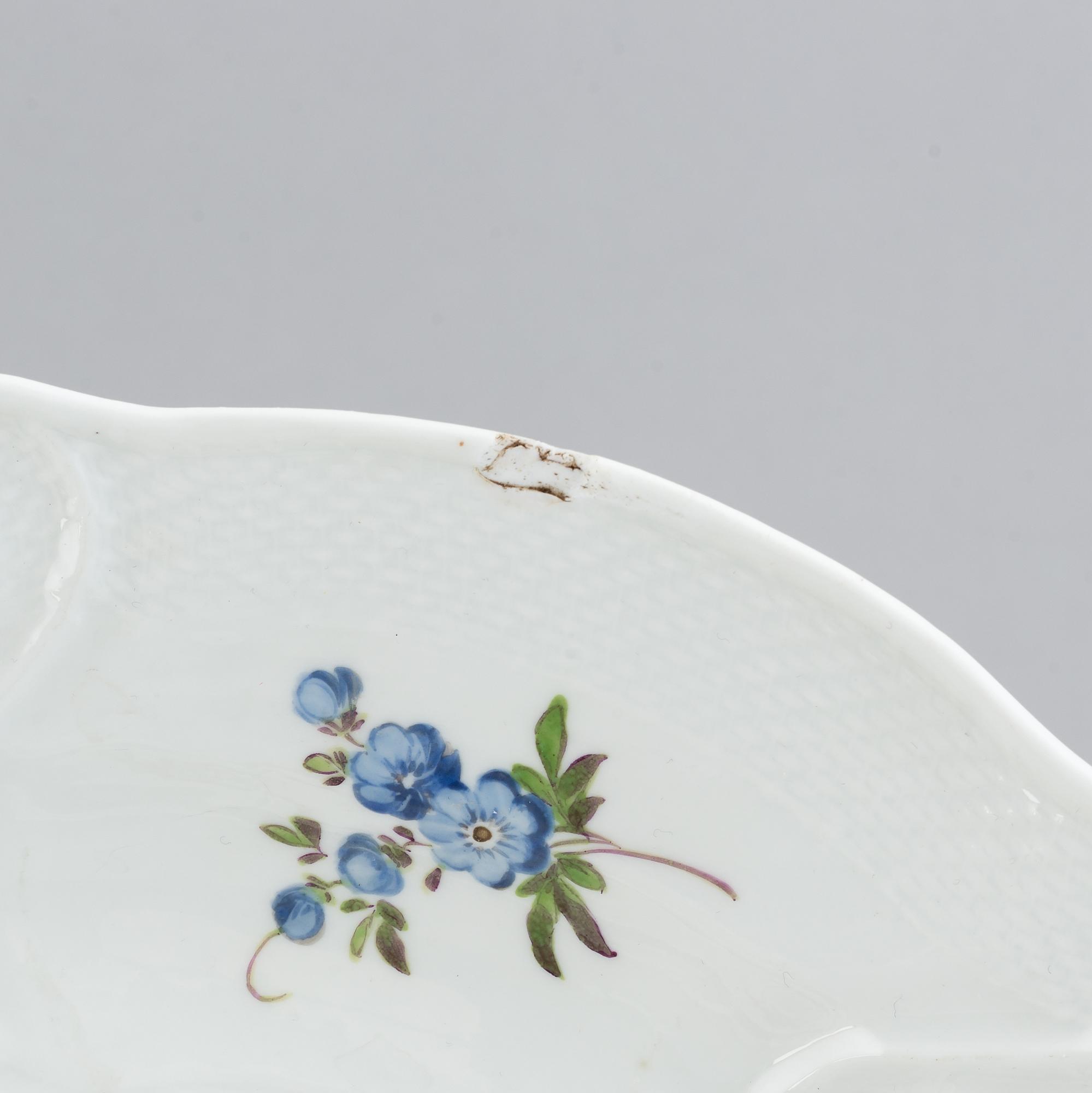 13 Meissen porcelain dishes, and a serving dish, punktzeit (1756-1773).