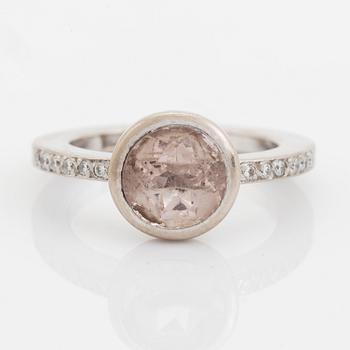 Efva Attling, Ring, med morganit och briljantslipade diamanter.