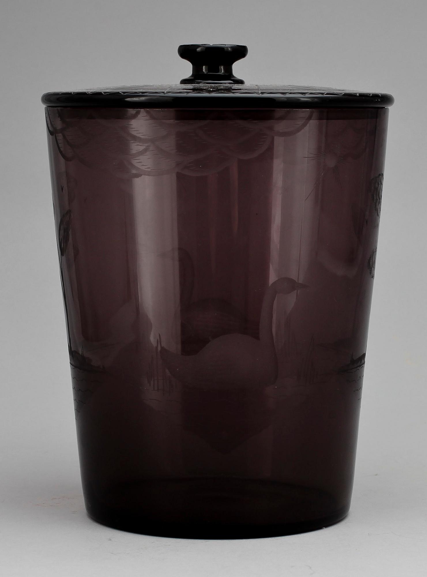 URNA, glas. Okänd konstnär, troligtvis Orrefors dat 1922.