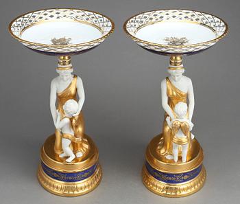 UPPSATSSKÅLAR, ett par, porslin, Sevres-liknande märke, 1900-tal.