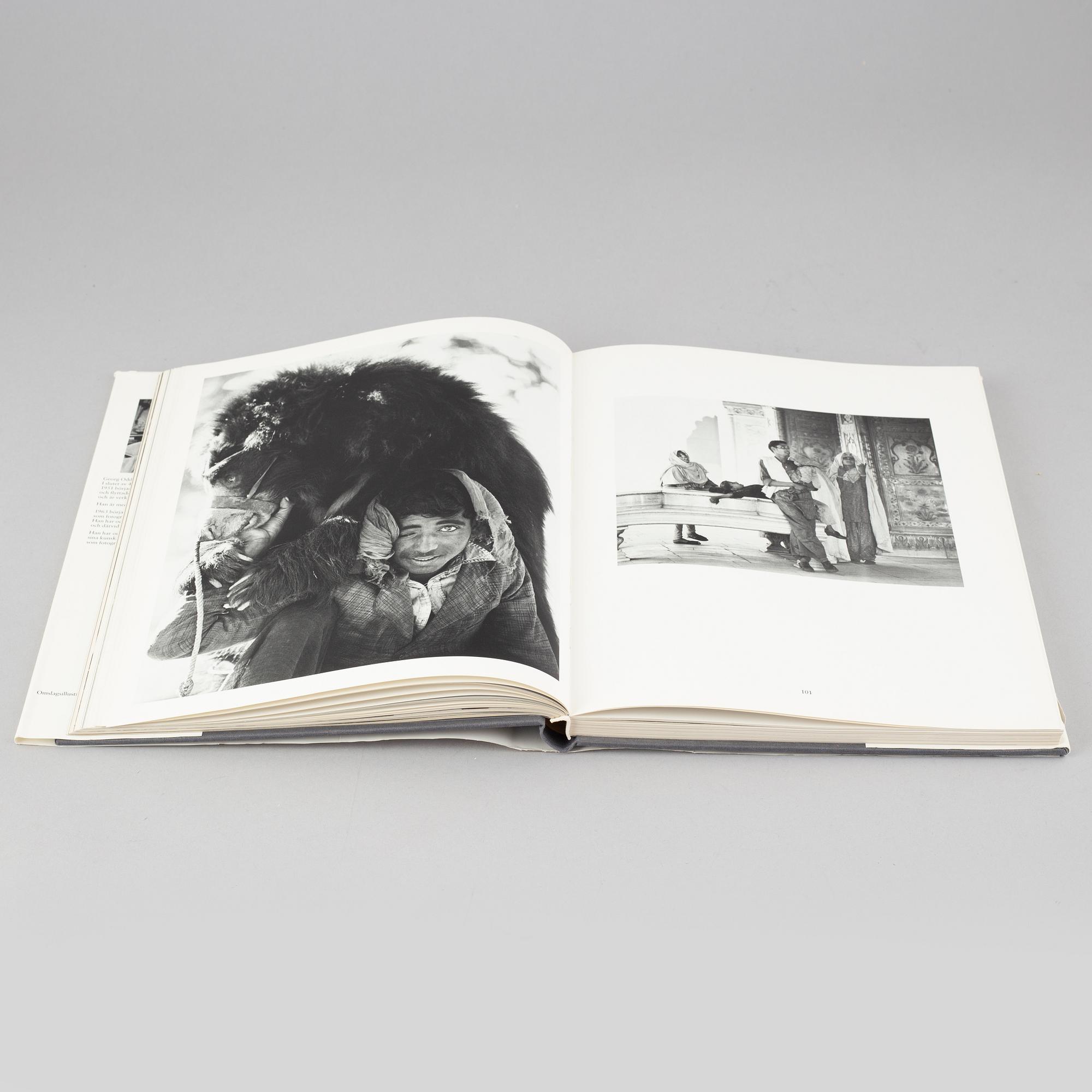 Georg Oddner, the book "Närvarande" and 1 catalogue.