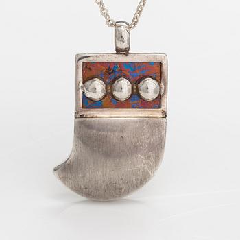 Nanny Still, A sterling silver and titanium necklace. Kultakeskus, Hämeenlinna 1976.