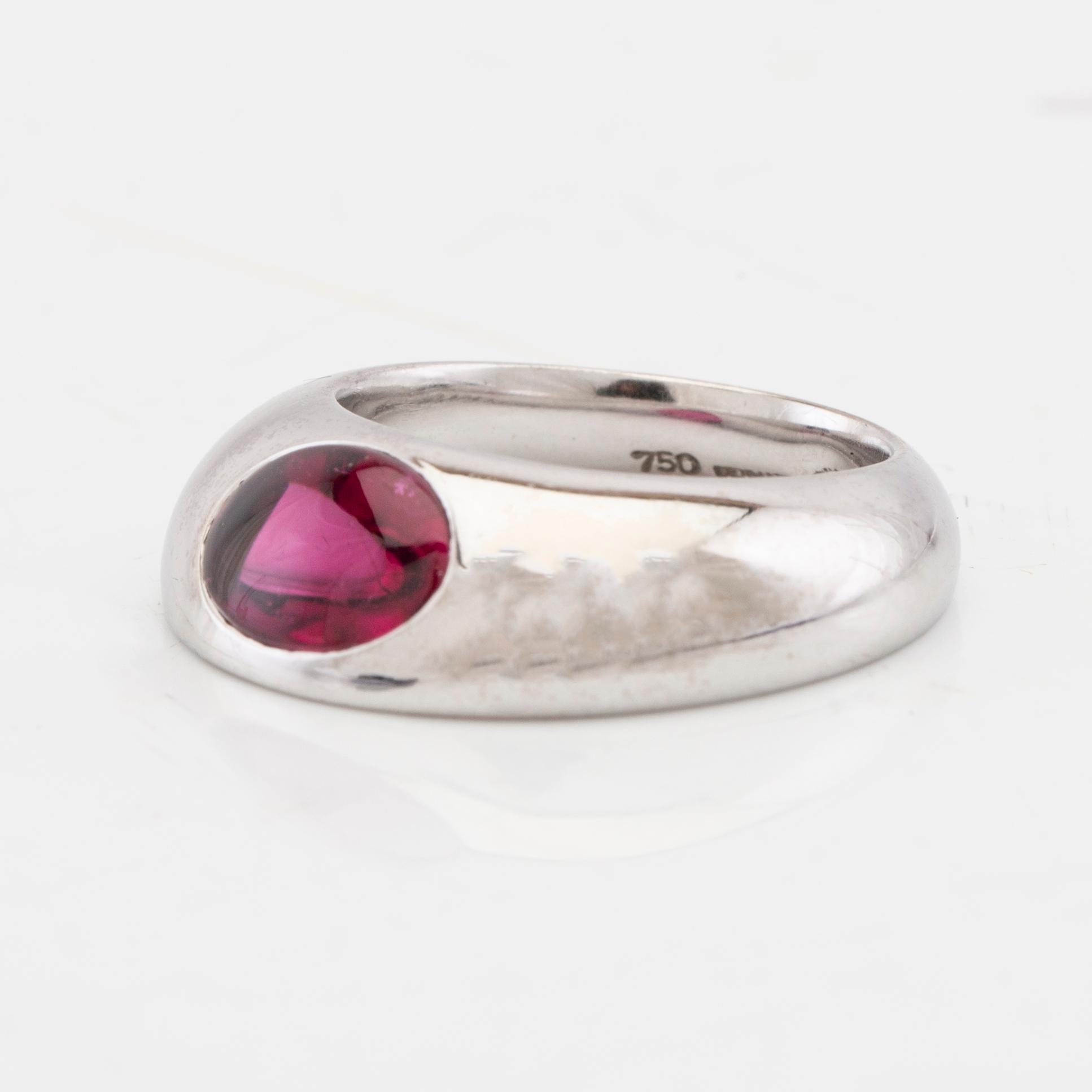 Georg Jensen ‘Eclipse’ ring 18K vitt guld med cabochonslipad rubelit, design Kim Buck.