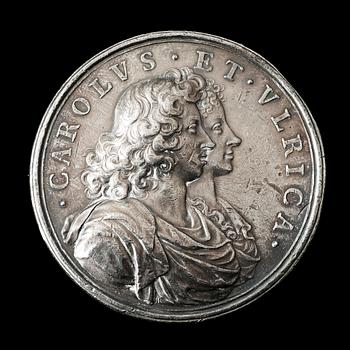 MEDALJ, Karl XI:s förmälning med Ulrika Eleonora av Danmark 1680.Utförd av A. Karlsteen 1680. Silver 5,0 cm 61 g.