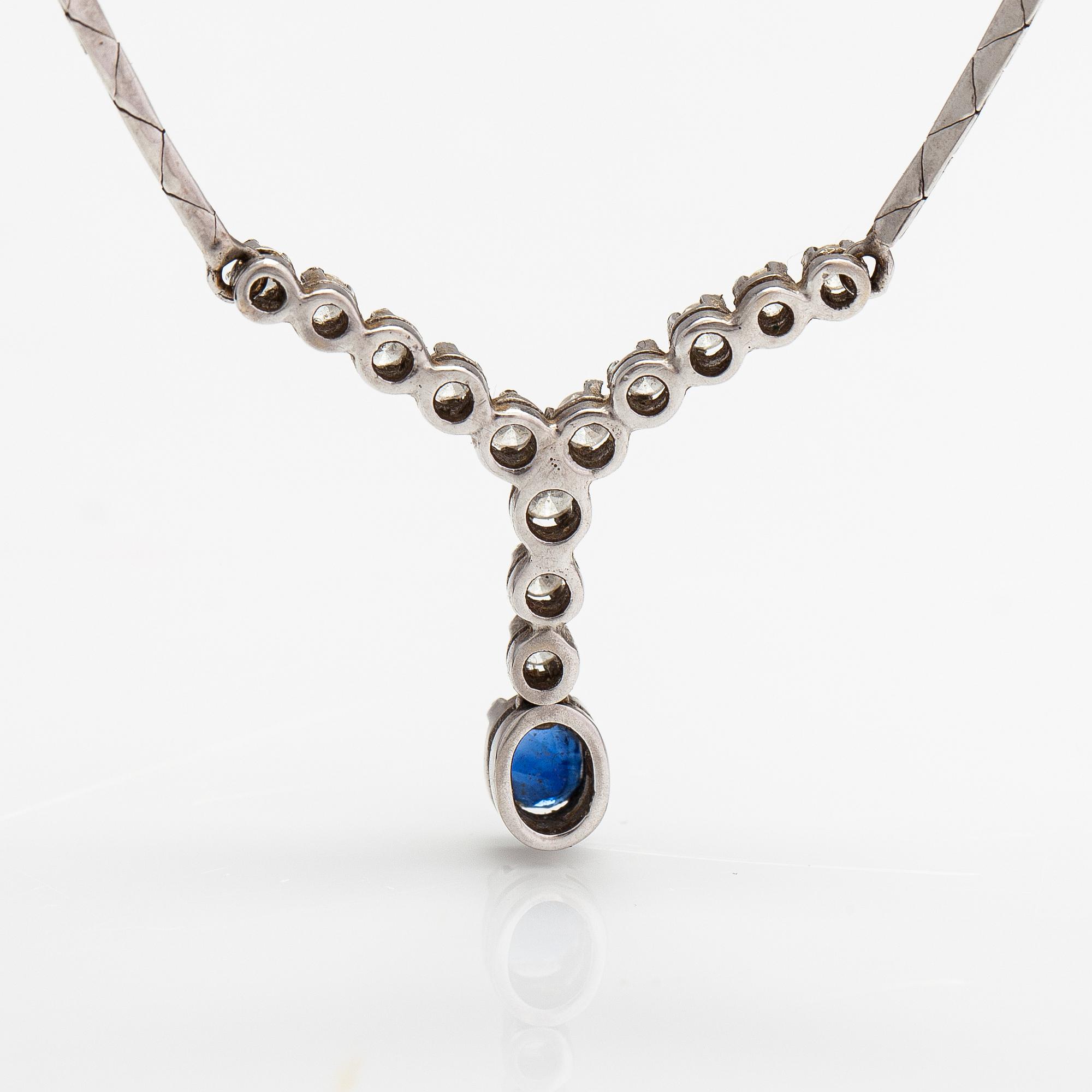 An 18K white gold necklace with a sapphire and diamonds ca. 0.41 ct in total. Finnish import marks.