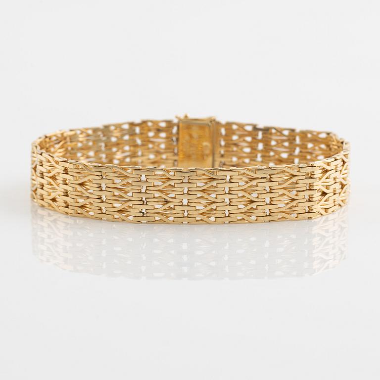 18K gold bracelet.
