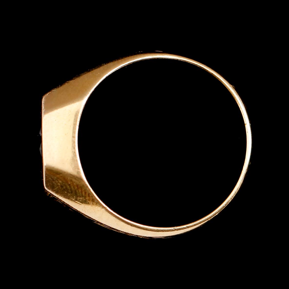 RING, 18 k guld med safir. Vikt med sten ca 11 gram.