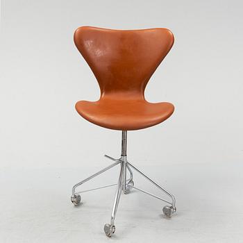Arne Jacobsen, skrivbordsstol "Sjuan" för Fritz Hansen, Danmark.