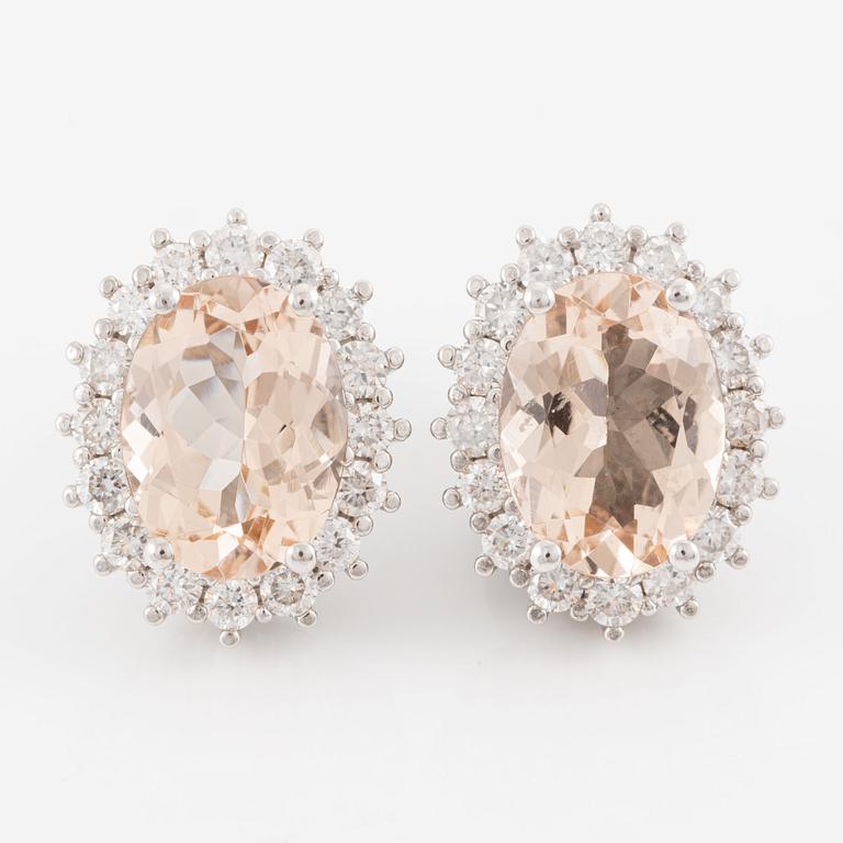 Örhängen med morganiter och briljantslipade diamanter.