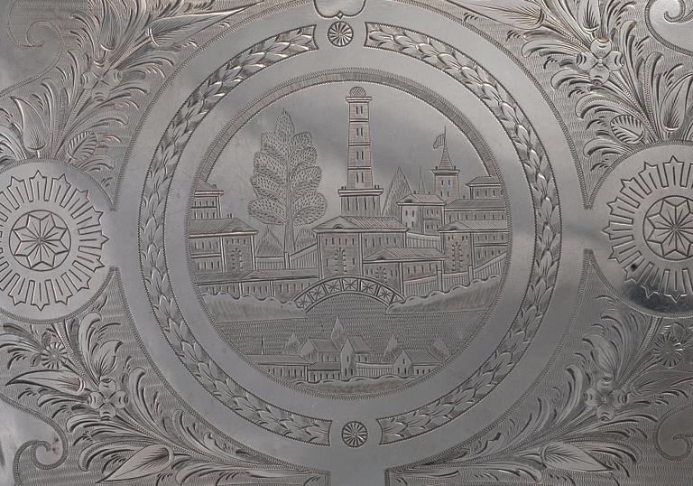 BRICKA, 84 silver. Stämplad ви Moskva. Kontrollmästare Andrei Kowalskij 1827-56. Vikt ca 700 g.