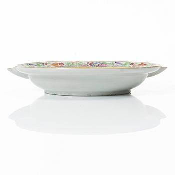 Värmefat, porslin. Qingdynastin, Kanton, 1800-tal.