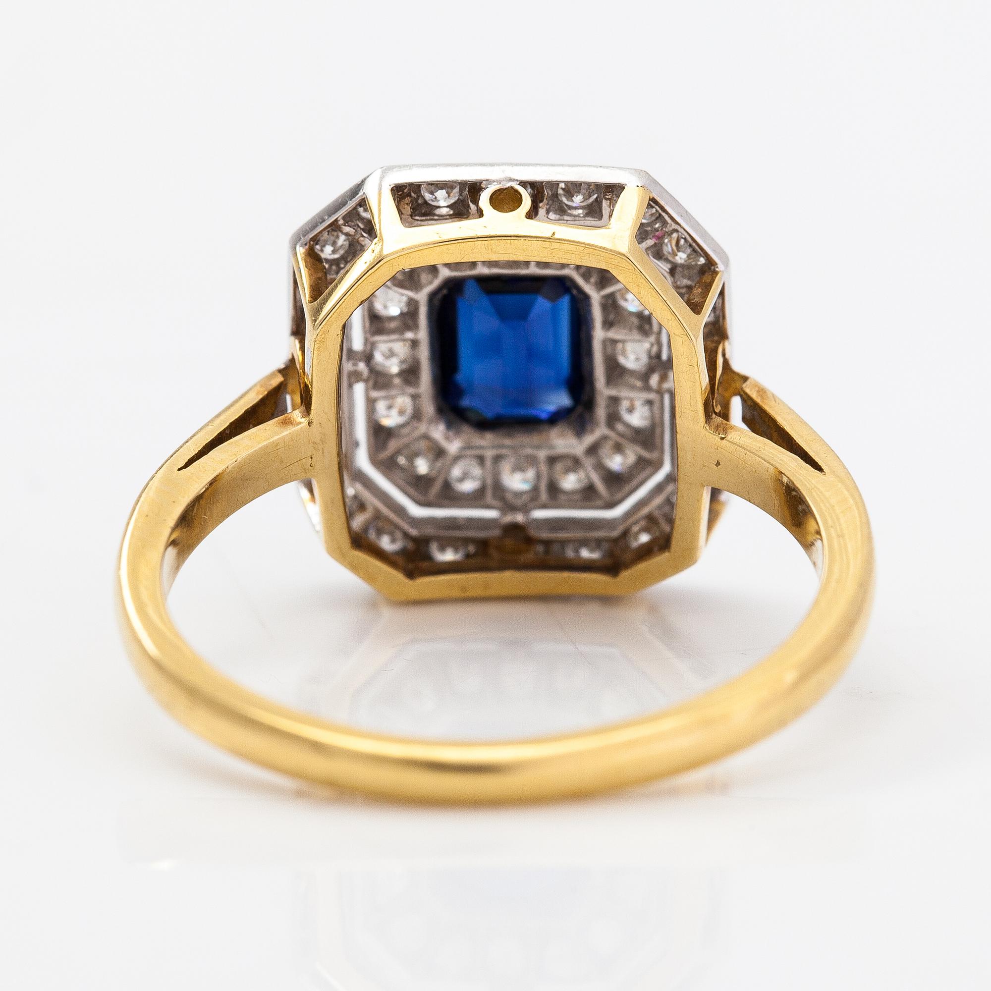 Ring, 18K guld, safir och diamanter ca 0.32 ct totalt.