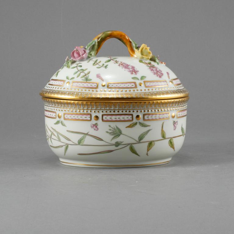 BONBONJÄR, porslin, modellnummer 3582, "Flora Danica", Royal Copenhagen, 1900-tal.