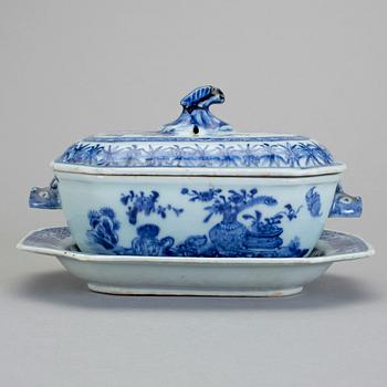 SMÖRTERRIN, porslin, Qingdynastin,  Qianlong (1736-95).