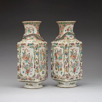 A pair of famille verte vases. Late Qing dynasty (1644-1912).