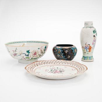 Kulho, maljakko ja vati, posliinia. Kiina, 1700/1900-luku. Sekä kulho, cloisonné. Japani, 1900-luvun alku.
